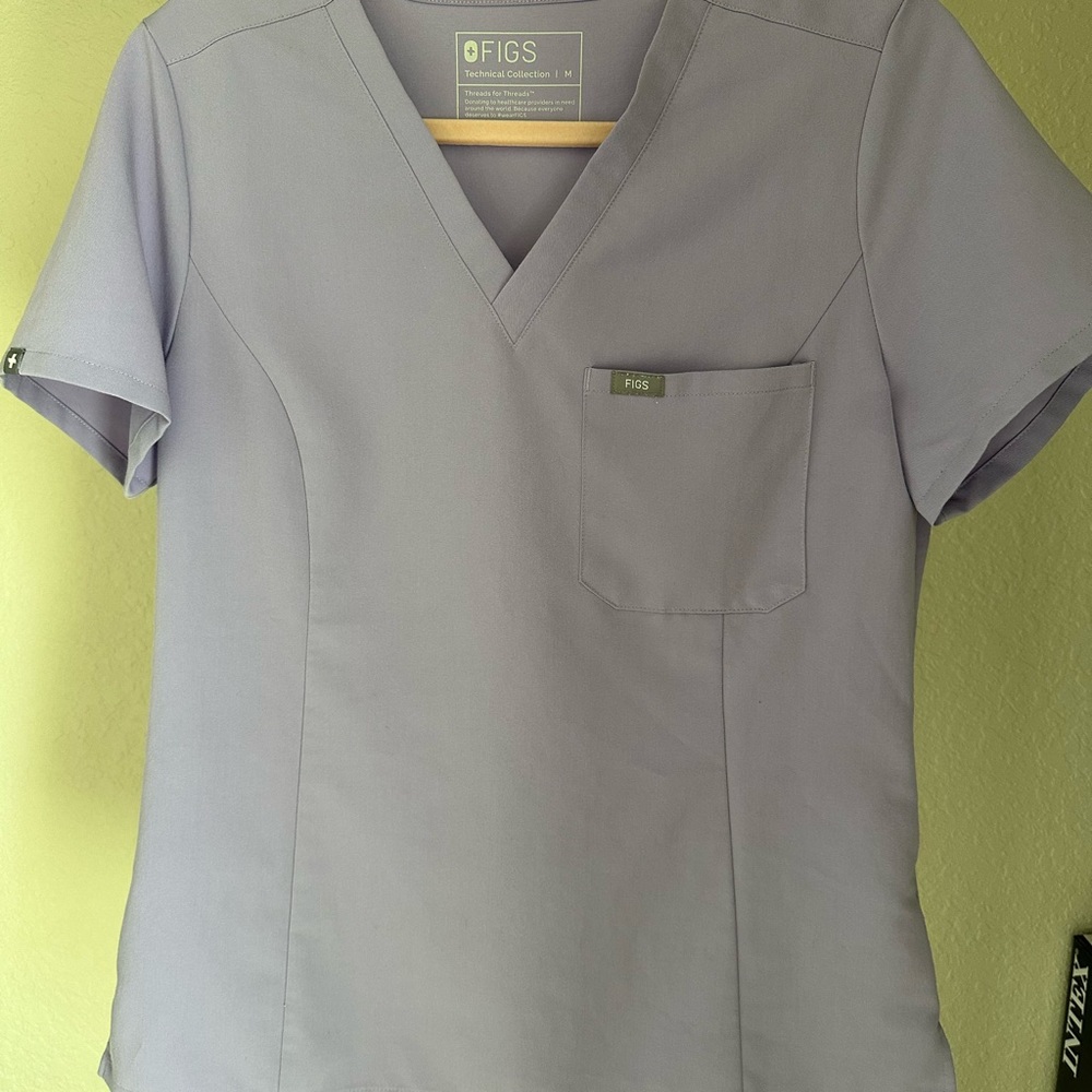 Figs Used Slim Catarina One Pocket Scrub Top- Lavender Dew